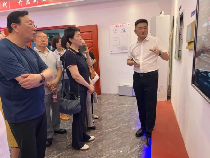 热烈接待丹东市工商联列位向导及企业家代表到尊龙凯时旅行交流！_尊龙凯时-新闻中心