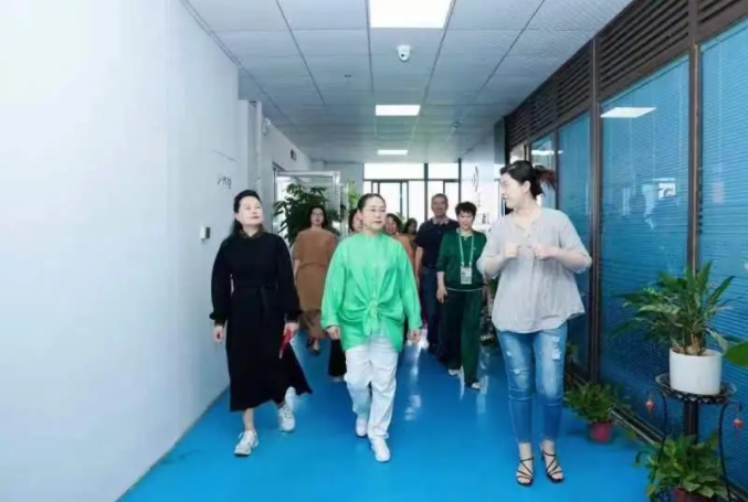 热烈接待天下工商联女企业家商会会长张荣华一行莅临尊龙凯时考察交流！_尊龙凯时-新闻中心