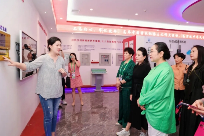 热烈接待天下工商联女企业家商会会长张荣华一行莅临尊龙凯时考察交流！_尊龙凯时-新闻中心